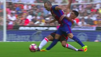 Andrés Iniesta salió lesionado y parece grave