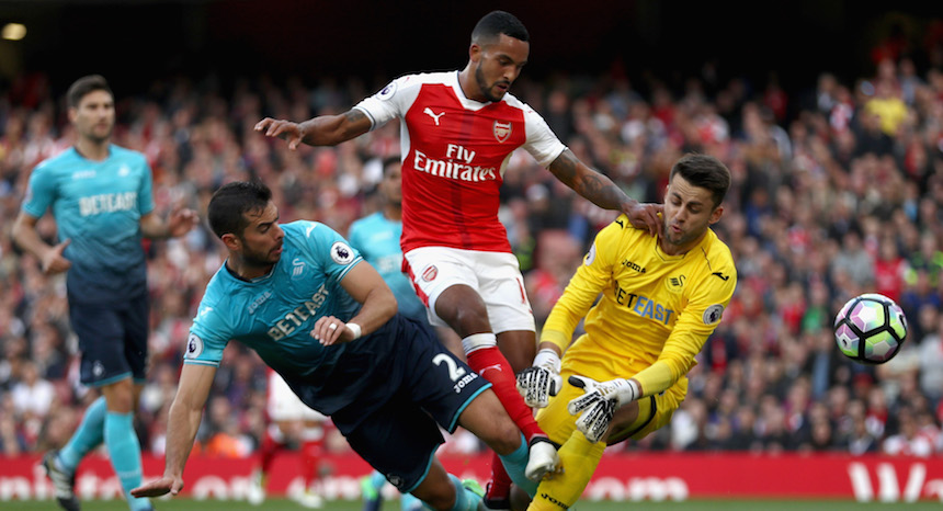 Theo Walcott aprovechó un error para marcar el primer gol 