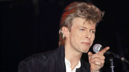 Escuchen una canción de David Bowie.