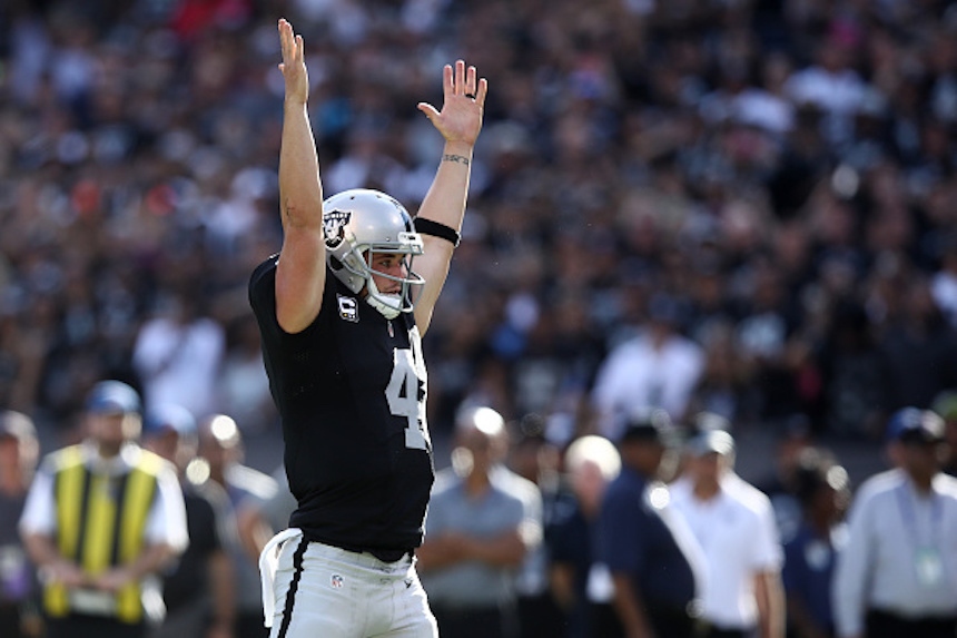 Derek Carr de los Oakland Raiders