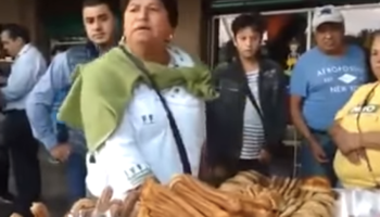 Le quieren quitar su puesto y mercancía a #LadyChurros y ella reacciona arrojándoles empanadas y churros