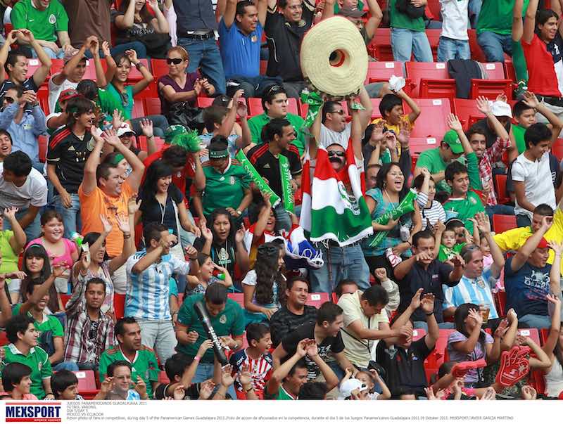 Aficionados mexicanos en estadio