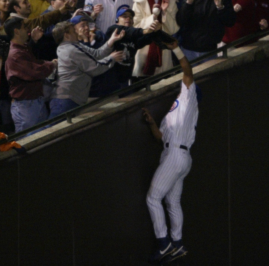 Moises Alou no pudo atrapar una bola de foul por culpa de un fan 