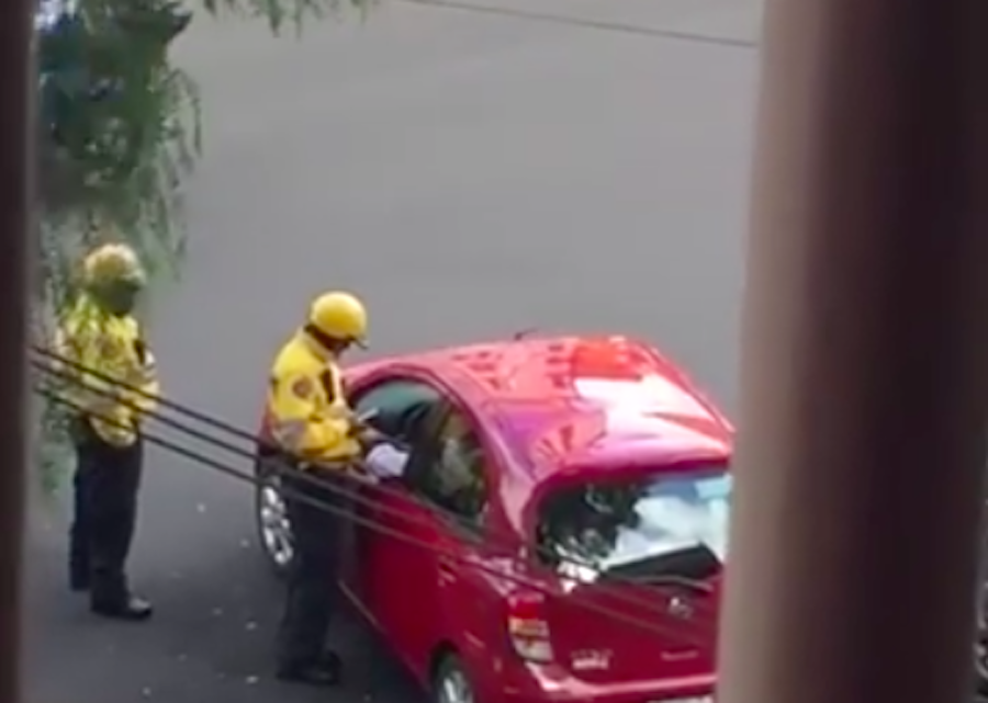 Con las manos en la masa: graban a policías de tránsito en plena mordida