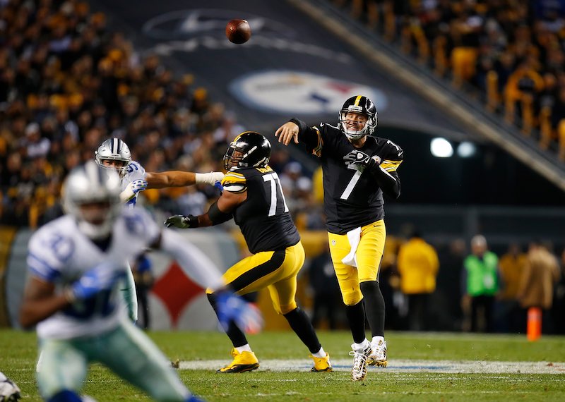 Roethlisberger lanza balón