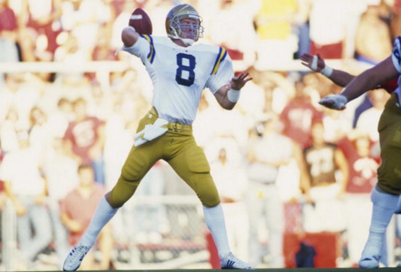 Troy Aikman juega con UCLA