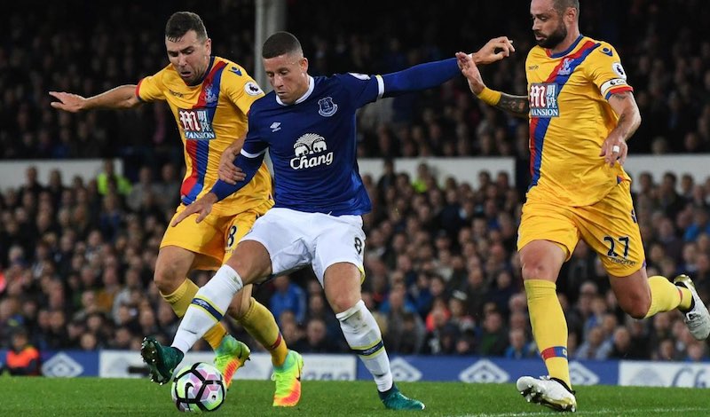 Ross Barkley jugando con Everton