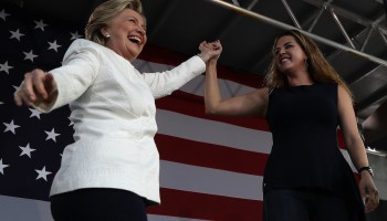 Alicia Machado participa en rally de Hillary Clinton buscando el voto latino