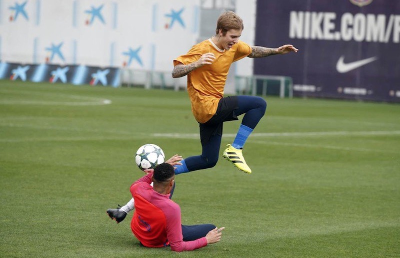 Justin Bieber juega con Barcellona