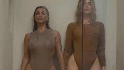 Kim y Khloe Kardashian en una sesión de fotos