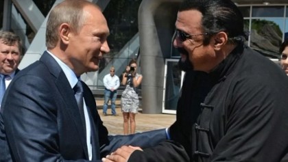 Putin entrega pasaporte ruso a Seagal