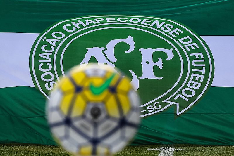 Chapecoense logo con balón