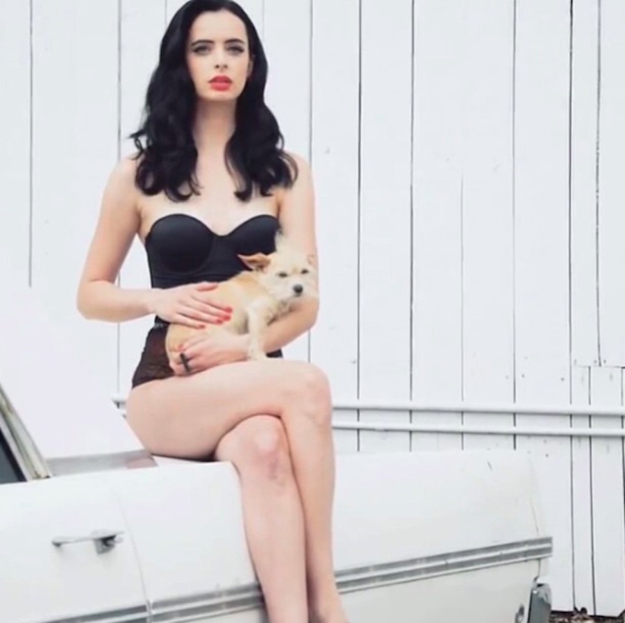 Krysten Ritter y su mascota.