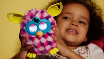 Una niña y su Furby