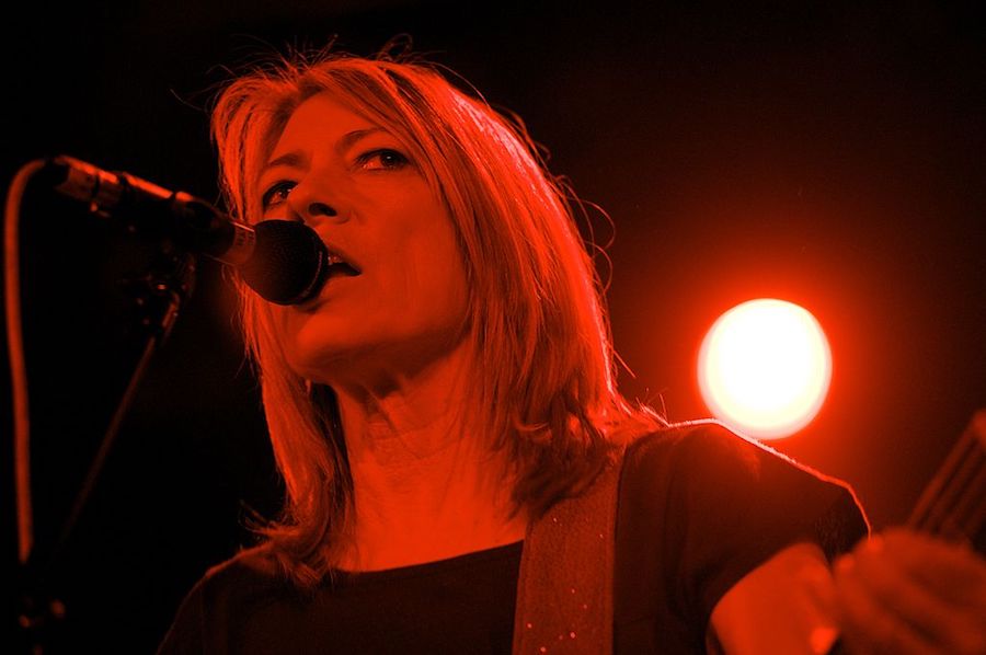 Kim Gordon viene a México a dar una firma de autógrafos.