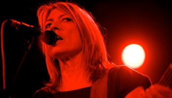 Kim Gordon viene a México a dar una firma de autógrafos.