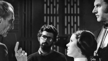 Peter Cushing y Carrie Fisher en el set de Star Wars