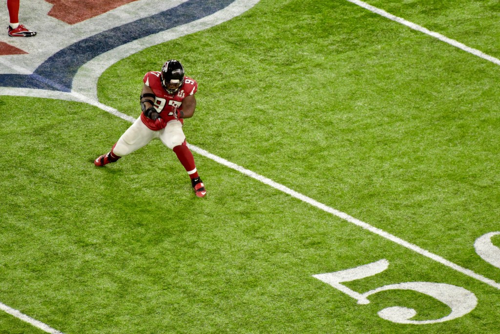 Grady Jarrett celebra después de capturar a Tom Brady