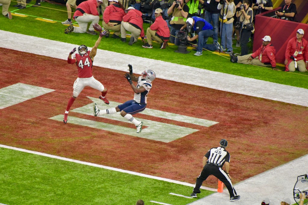 El linebacker Vic Beasley cubriendo perfectamente el pase en zona de goal