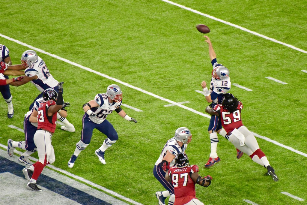 En la primera mitad Tom Brady recibió muchos golpes por parte de la defensa de Atlanta