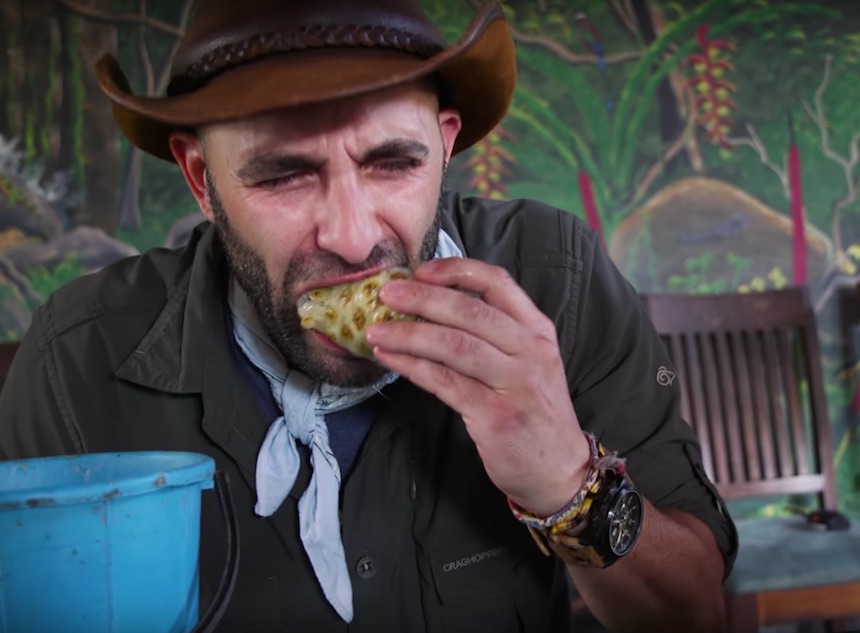 Coyote Peterson comiendo fruta noni