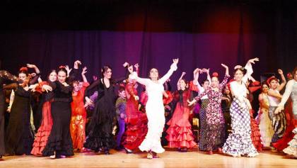 Bailaoras flamencas en escenario