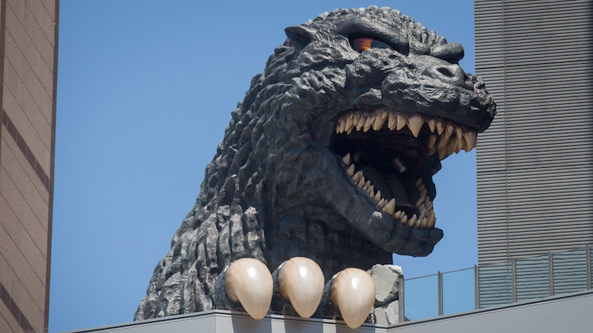 Estatua de tamaño real de Godzilla en la oficinas de TOHO