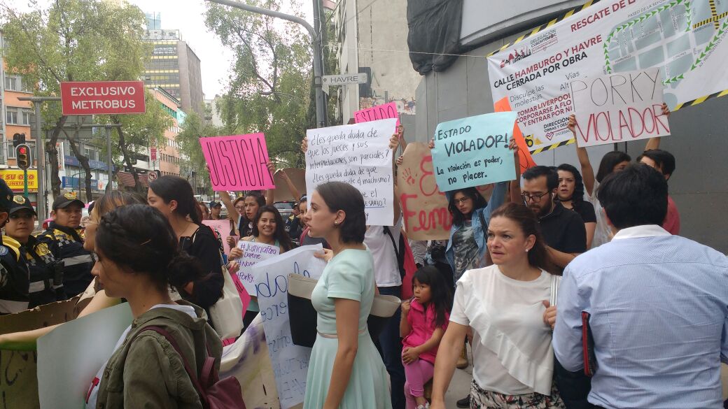 Manifestantes en las inmediaciones de la representación de Veracruz, en la colonia Juárez.