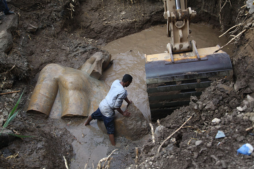 Proceso de extracción de la estatua de Ramsés II