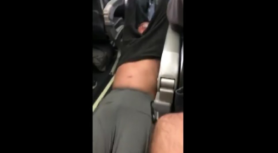 Pasajero es sacado a rastras de vuelo de United Airlines