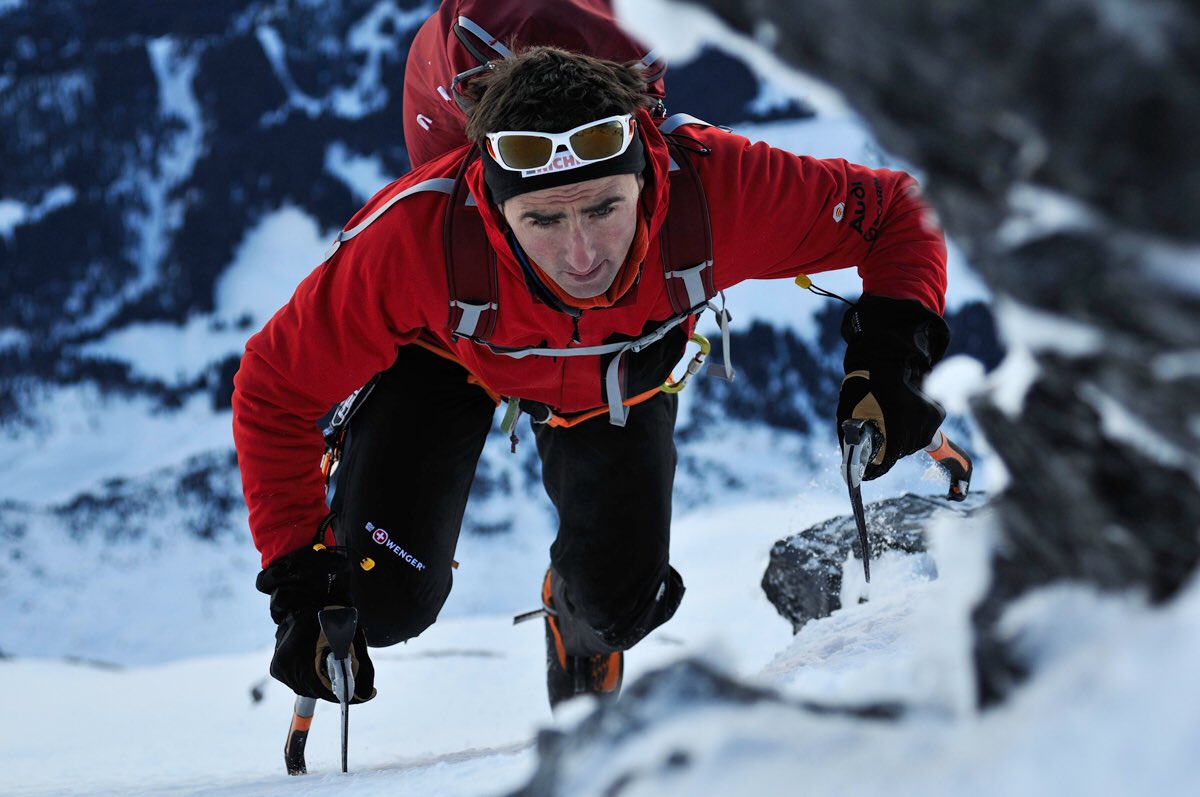 El alpinista suizo Ueli Steck escalando una montaña nevada