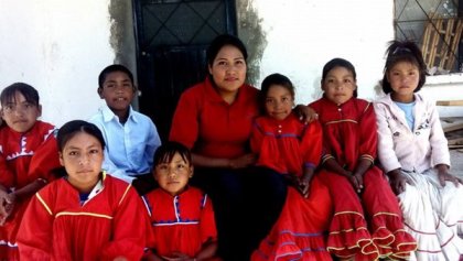 La maestra Adilene con sus alumnos