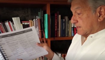 Andrés Manuel López Obrador mostrando evidencia de intromisión de gobierno federal en elecciones del Edomex