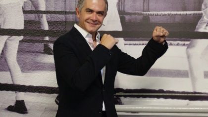 Mancera posando como boxeador en la inauguración del Museo del Boxeo