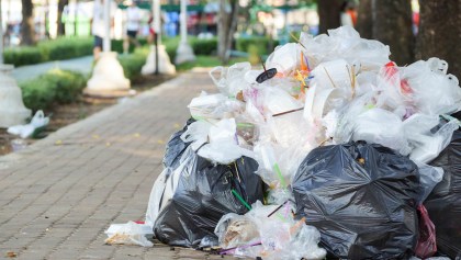 Basura amontonada en una calle