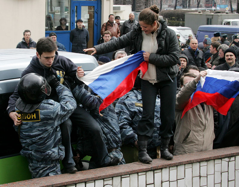 Policias controlan una marcha contra Vladimir Putin en Rusia