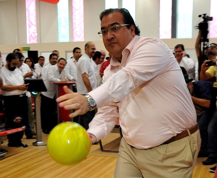 Javier Duarte jugando boliche