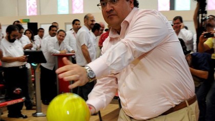 Javier Duarte jugando boliche