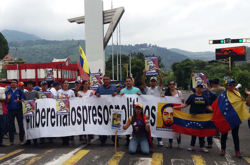 Leopoldo López fue liberado de la cárcel después de más de tres años