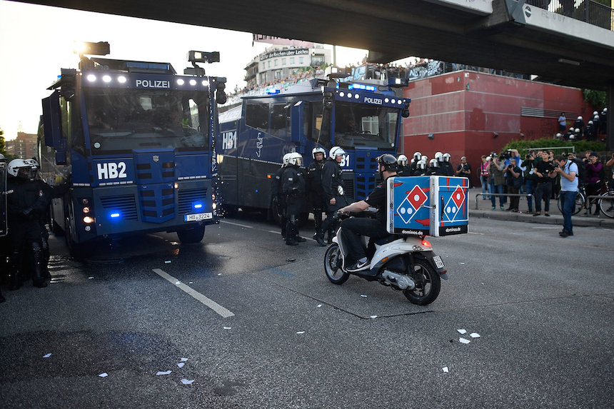 Repartidor de pizza que atraviesa a la policía