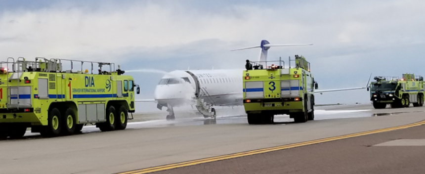 United Airlines - Avión con motor en llamas