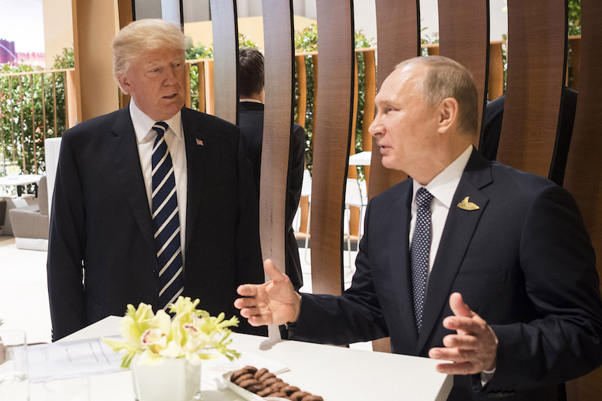 Vladimir Putin y Donald Trump se saludan