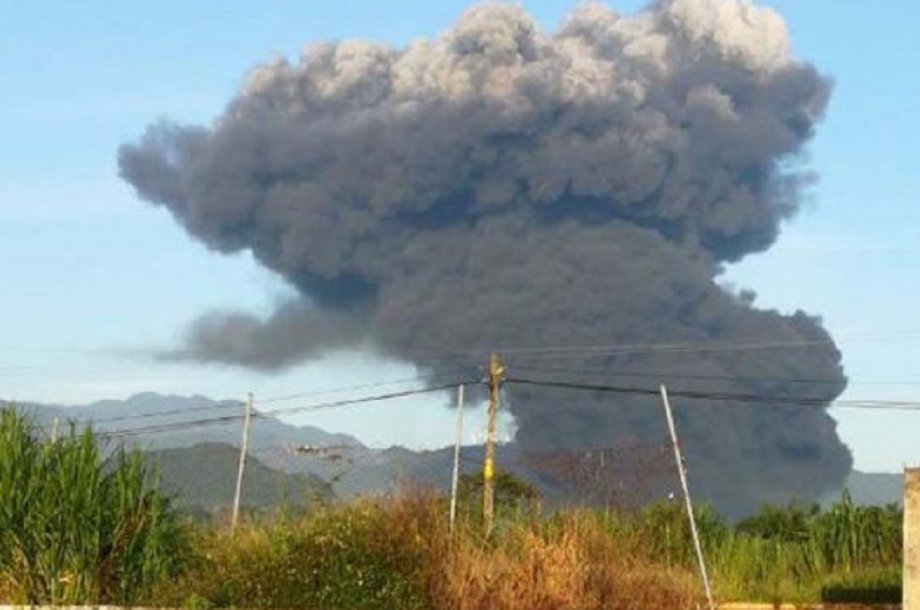 Fumarola producida por la explosión de un ducto de Pemex