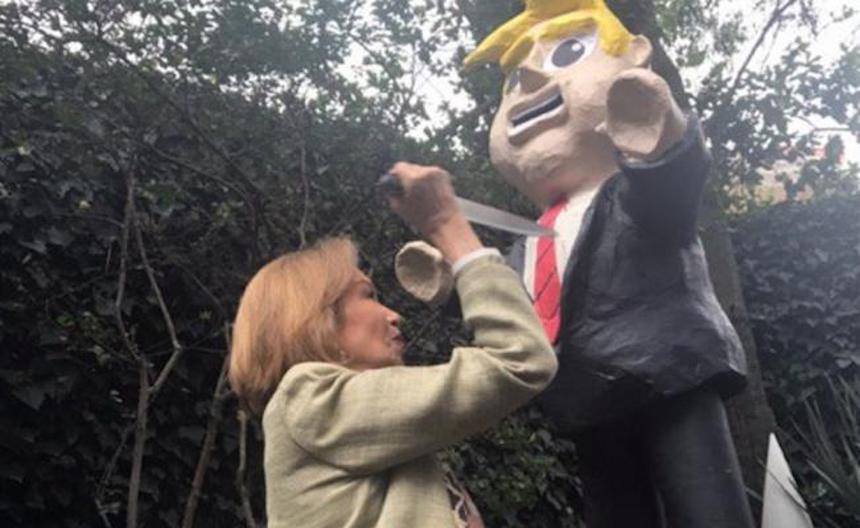 La escritora Guadalupe Loaeza apuñaló piñata de Trump