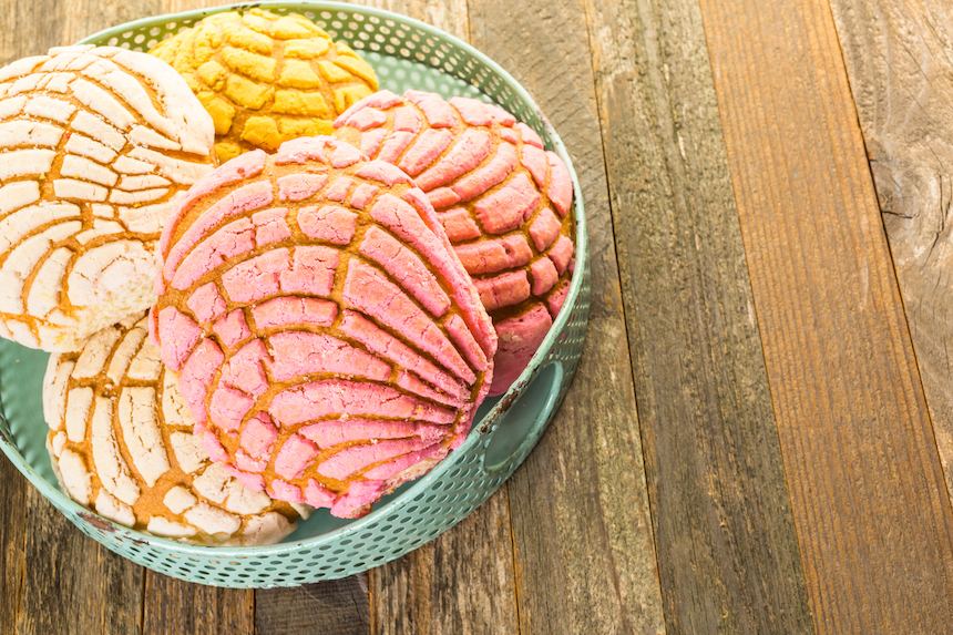 Mexicanos hornean pan dulce afectados por huracán Harvey