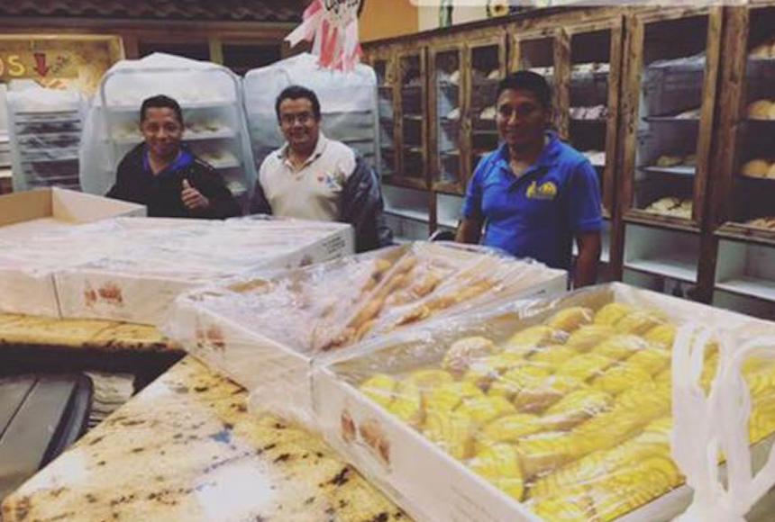 Panaderos mexicanos hornean pan dulce para damnificados por Harvey