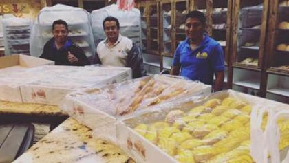 Panaderos mexicanos hornean pan dulce para damnificados por Harvey