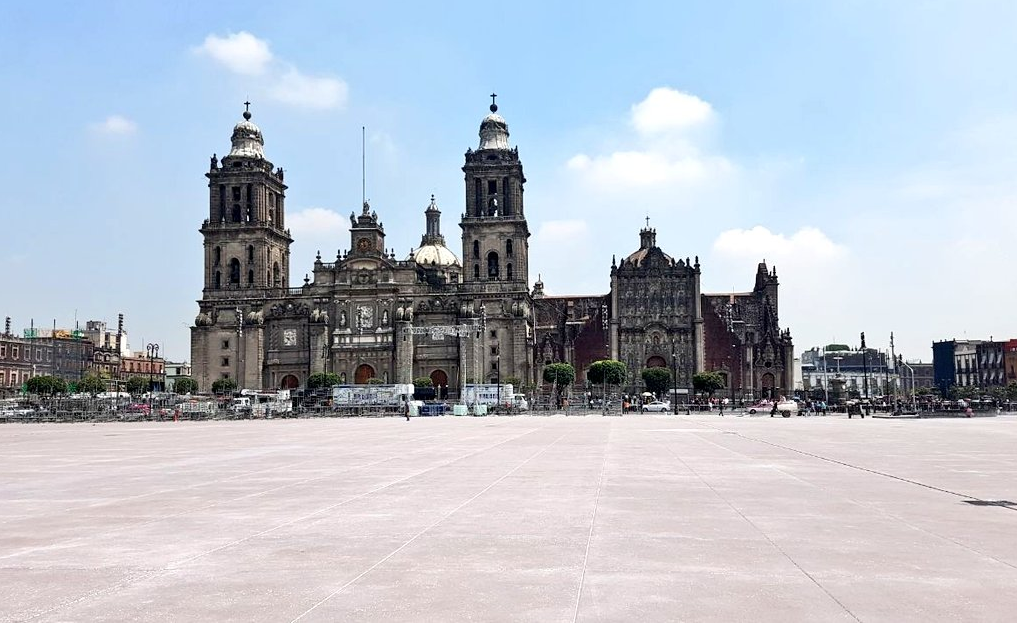 Zócalo renovado con vista a la Catedral Metropolitana