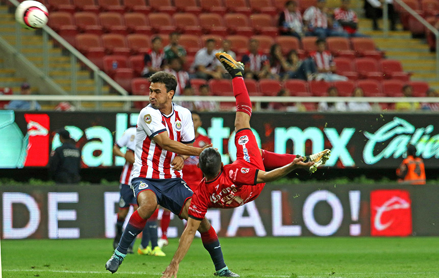 Chivas pierde ante Lobos con un golazo de chilena de Escoto 