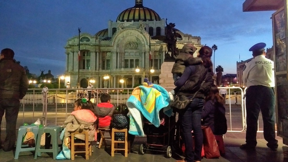 familia frente a Bellas Artes